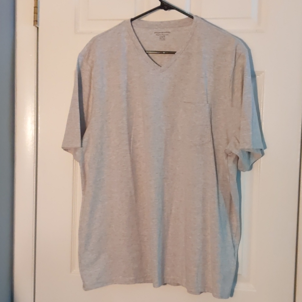 Amazon Essentials V-neck Tee . XL